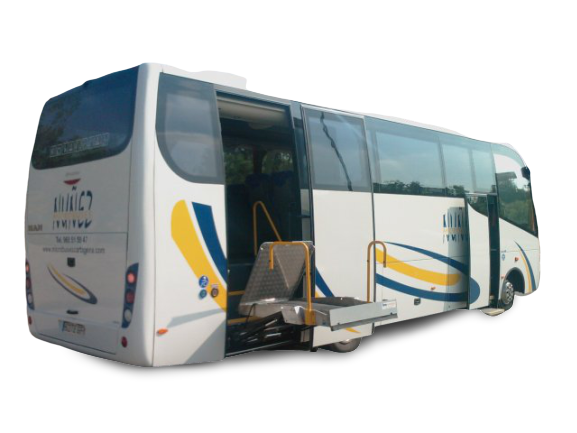 Microbús adaptado de Microbuses Núñez con la plataforma elevadora preparada para subir una silla de ruedas
