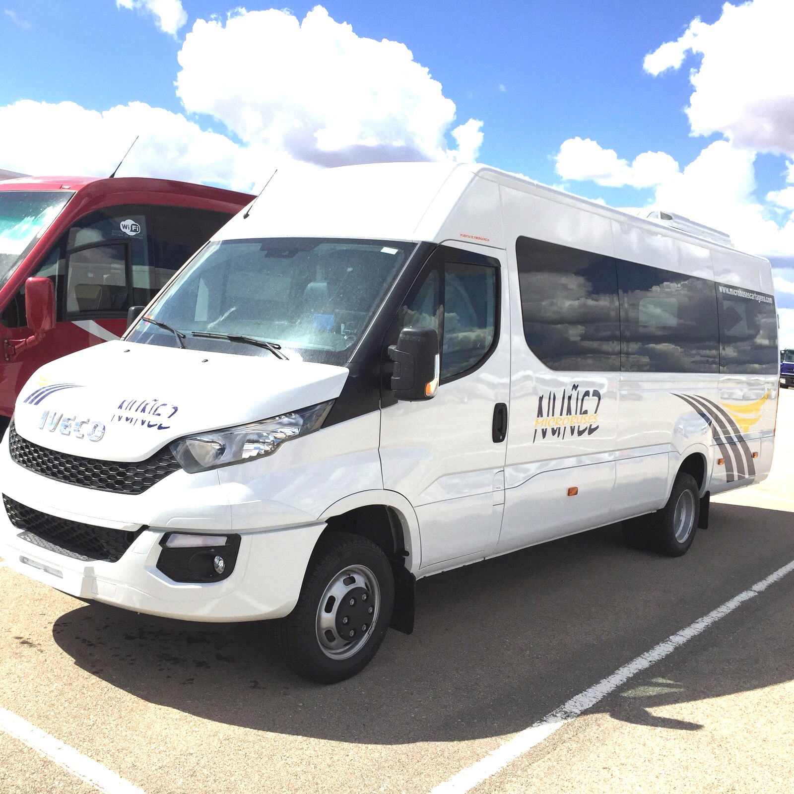 Microbús Iveco Daily blanco de Microbuses Núñez visto de frente