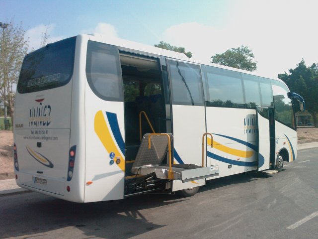 Microbús adaptado con la puerta central abierta y la plataforma elevadora desplegada